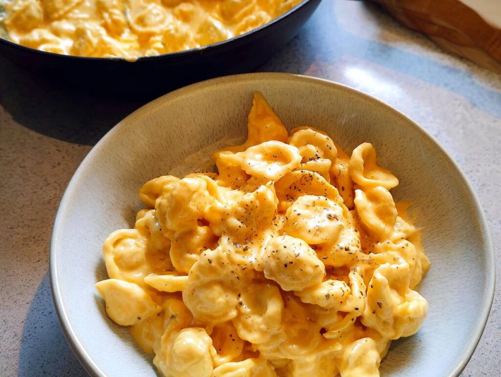 A bowl of creamy macaroni and cheese, a perfect example of easy dinner recipes.