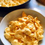 A bowl of creamy macaroni and cheese, a perfect example of easy dinner recipes.